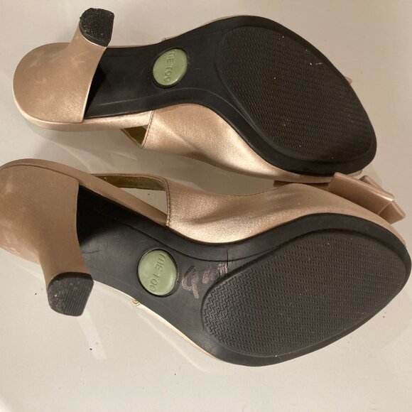 Me Too Champagne Satin Bow Heels Peep Toe Slingback Dress Shose. Size: 5.5 - Picture 4 of 8